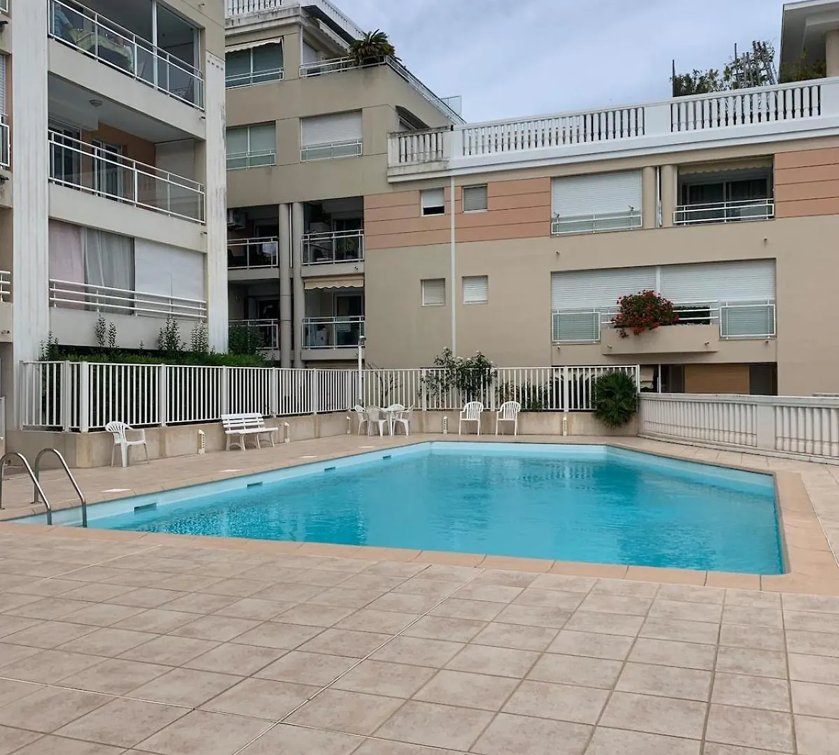Cocon Plage Avec Piscine, A Cote Du Port Et Plage De Sable Fin Vallauris Apartman